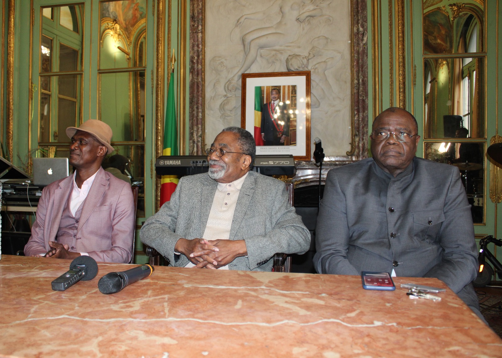 Ya Tatchi artiste musicien congolais de France donne un concert de jazz à l'ambassade du Congo à Paris  dans la perspective des 25 ans de sa carrière musicale